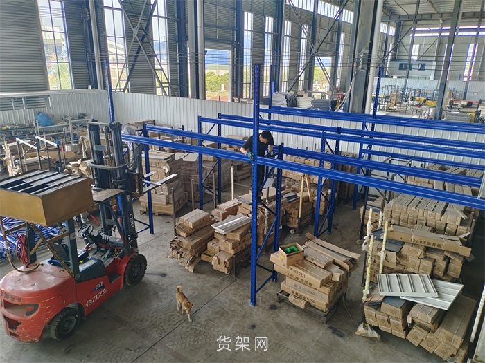 阁楼平台货架和悬臂式货架组合设计性价比高吗？(图1)